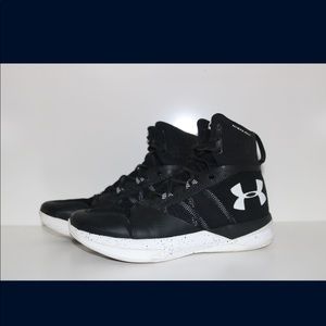 BLACK AND WHITE Under Armor Highlight Ace WOMEN’S Volleyball Shoes: Size 9.5